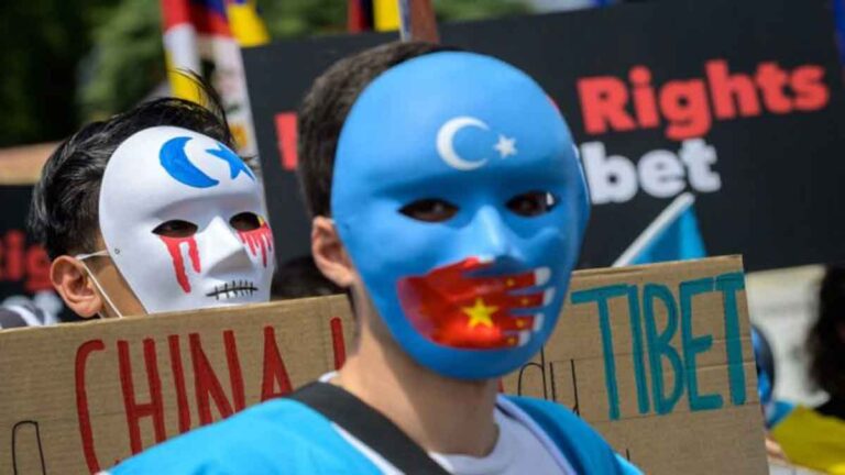 Media Negara dan Diplomat Tiongkok Gunakan Media Sosial untuk Sebarkan Informasi Palsu tentang Xinjiang