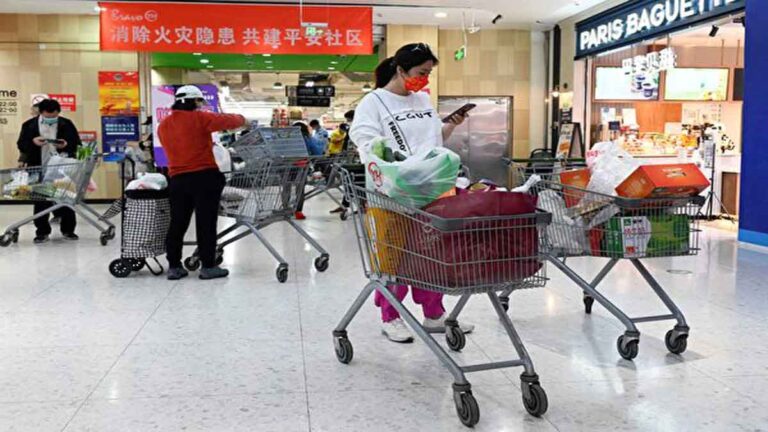Kaum Muda Tiongkok Kini Takut Membelanjakan Uangnya Sampai Membatasi Pengeluaran untuk Makan