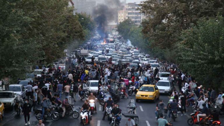 Aksi Protes Anti-Kediktatoran di Iran Terus Berlanjut Selama 10 Hari, Rakyat Menolak Mundur