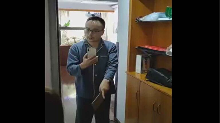 Eksekutif BUMN Chengdu Bawa Pisau Dapur Melawan Petugas yang Menjemputnya untuk Jalani Tes COVID-19