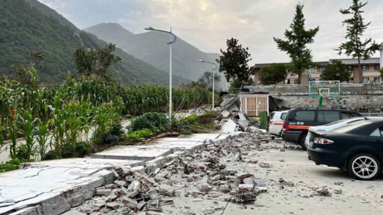 Gempa Kuat Melanda Sichuan, Tiongkok  Memakan Korban Jiwa, Orang-orang Berlarian, Bangunan Rusak Hingga Komunikasi Terputus