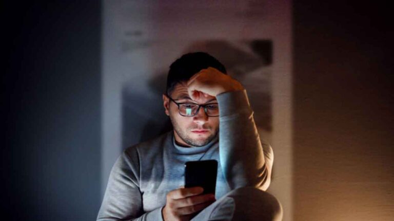 Kecanduan Ponsel Terkait dengan Depresi, Perundungan Siber, dan Kurang Tidur