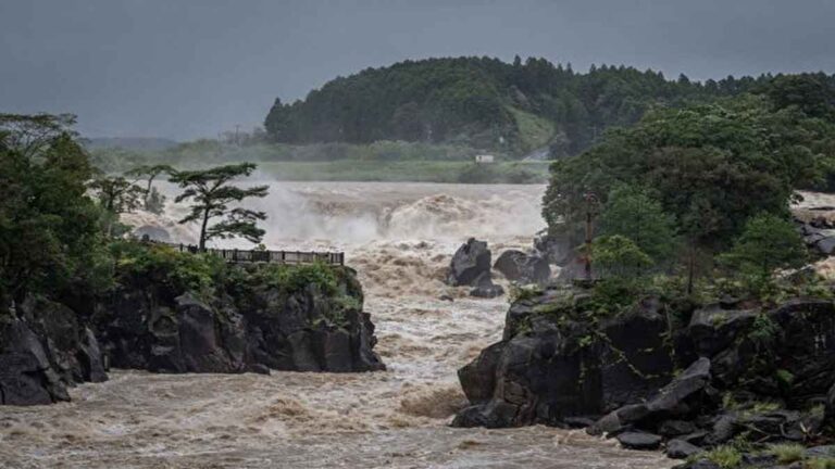 Jepang Dilanda Topan Langka Sebabkan  7 Juta Jiwa Penduduk Perlu Dievakuasi