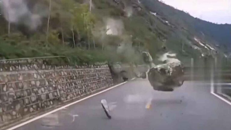 Gempa Sichuan : Menyadari Ada yang Tak Beres, Seorang Pria Langsung  Memutar Balik Kendaraannya, Secara Tiba-tiba Batu Besar Berjatuhan