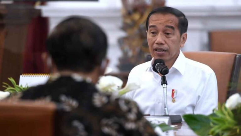 Soal Pelayanan, Jokowi Sentil Imigrasi : Ubah, Kalau Tidak Mampu Ganti Semuanya dari Dirjen dan Bawahannya
