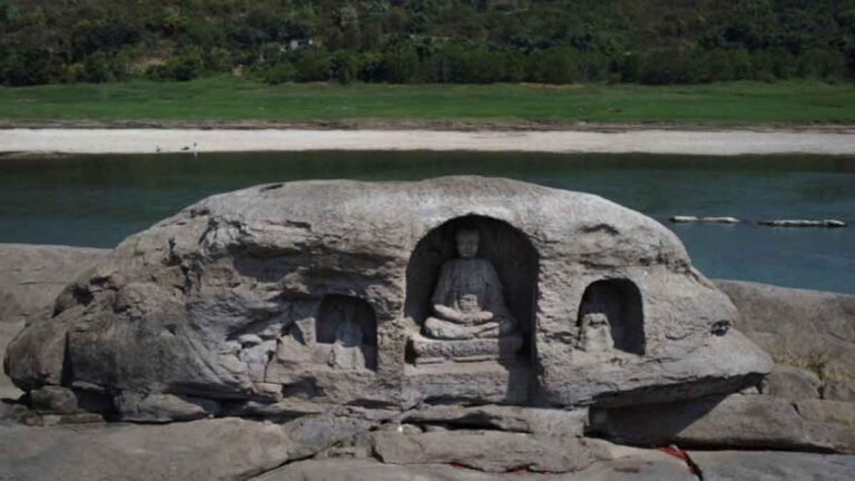 Ketinggian Air Sungai Yangtze di Tiongkok yang Terus Menyusut Ungkap Penemuan Patung Buddha Kuno