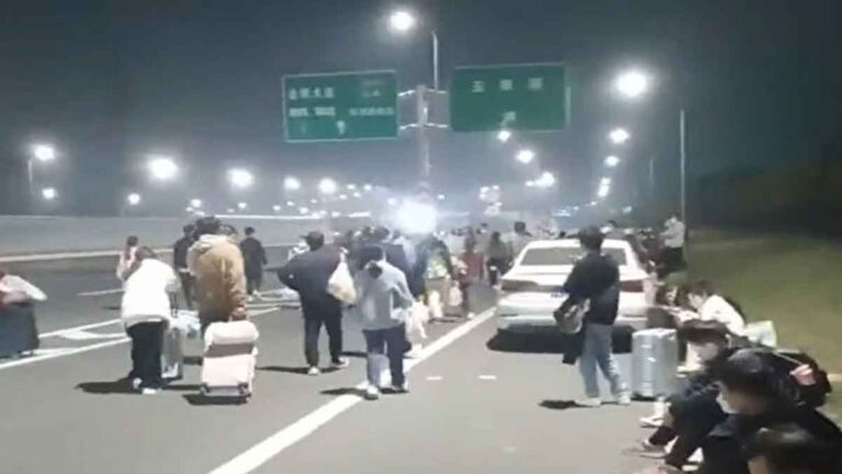 Polisi Bersenjata Masuk Taman Industri Foxconn di Zhengzhou, Kota Wuhan Kembali Mengalami Lockdown