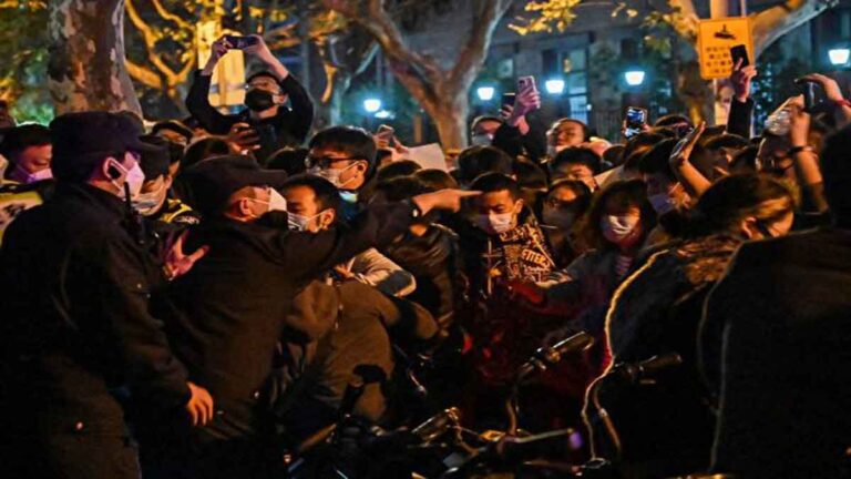 ‘PKT Mundur! Xi Jinping Turun!’: Aksi Protes Meletus di Seluruh Tiongkok Melawan Pembatasan COVID-19