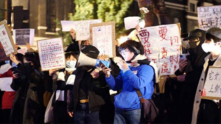 Ribuan Mahasiswa Berunjuk Rasa Depan Kedubes Tiongkok di London dan Meneriakkan : PKT Mundur !