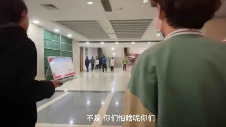 Ketika Para Mahasiswa Universitas Zhengzhou Masuk Gedung Administrasi untuk Baca Tuntutan, Staf Lari Berhamburan