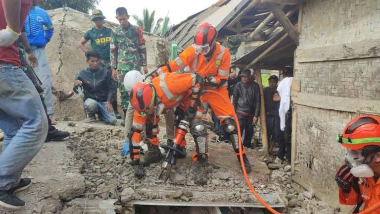 Detik-detik Tim SAR Evakuasi 13 Korban Meninggal Dunia yang Tertimpa Bangunan Akibat Gempa di Cianjur