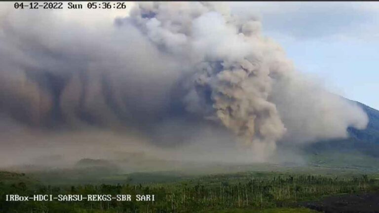 Aktivitas Vulkanik Gunung Semeru Meningkat, Status Naik Level IV Menjadi ‘Awas’