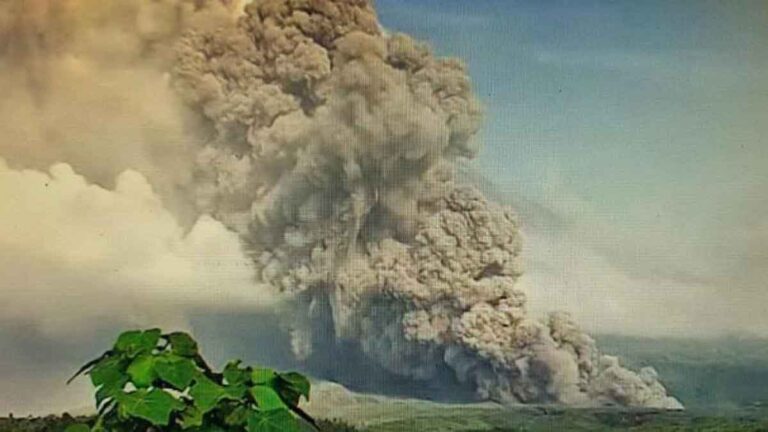 Semeru Erupsi Hingga Luncurkan Awan Panas, Ribuan Warga Mengungsi