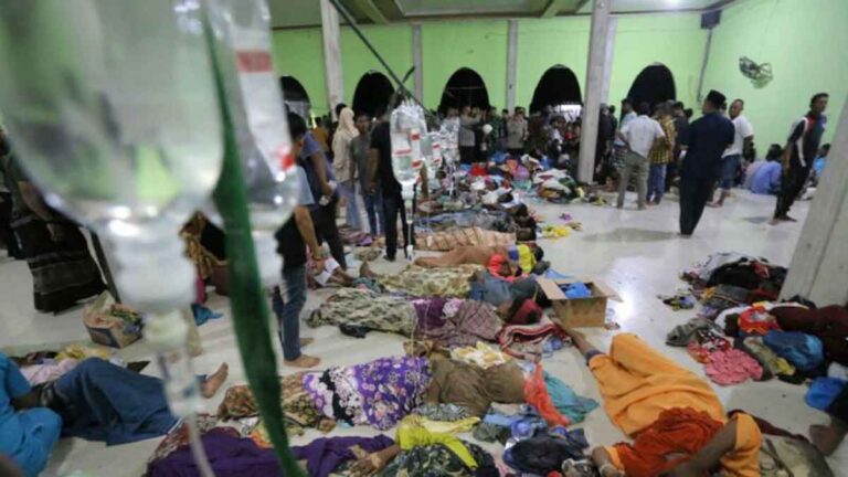 Kapal Pengungsi Rohingya Terdampar di Aceh, Hampir 200 Pengungsi Lemas dan Mendapat Perawatan Medis Darurat