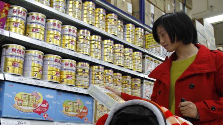 Pemasok Susu Formula Bayi Terbesar Abbott Menarik Operasinya dari Tiongkok di Tengah Penurunan Angka Kelahiran