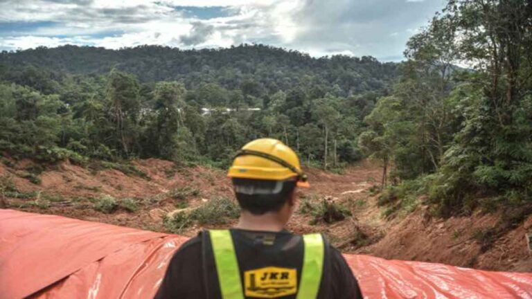Puluhan Tewas dan Belasan Hilang Akibat  Tanah Longsor  di Malaysia