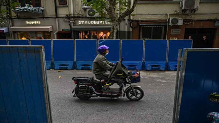 Revolusi Kertas Putih Sukses? Beijing Mulai Bongkar Gudang Tes COVID-19  dan Melonggarkan Blokade