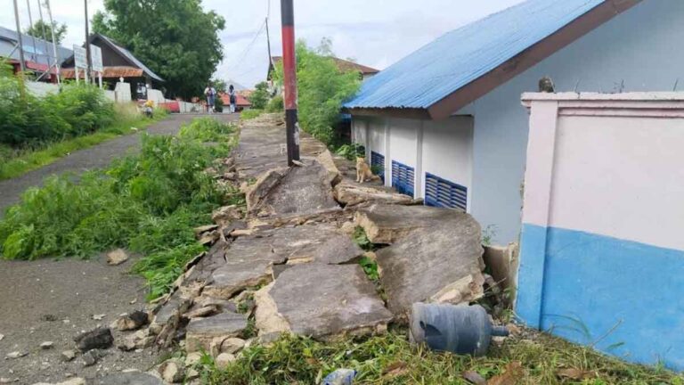 Gempa M 7,5 Mengakibatkan Kerusakan Sejumlah Rumah Warga di Maluku