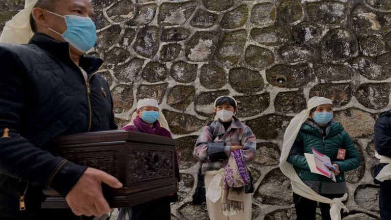Rumah Duka dan Para Supplier di Tiongkok Tertekan Akibat Tingginya Permintaan di Tengah Lonjakan Kematian Akibat COVID-19