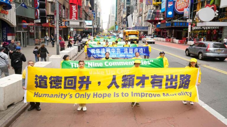 <strong>‘Sebuah Pesan Krusial bagi Seluruh Umat Manusia’: Orang Tionghoa Mendapatkan Insight dari Artikel Pendiri Falun Gong</strong>