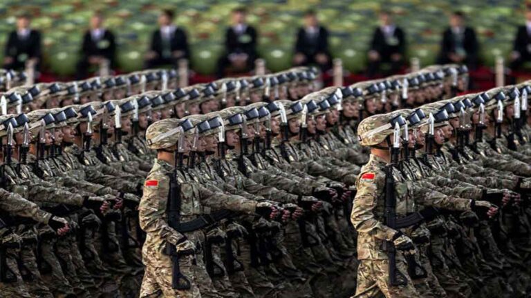 Pemerintahan Tipe Selebriti  Membahas Parade Militer Canggih