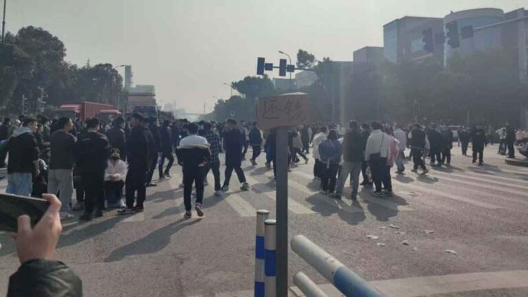 Ribuan Pekerja Pabrik Alat Tes COVID Chongqing Menolak PHK, Melawan Polisi Khusus Hingga Ada yang Berhasil Dipukul Mundur
