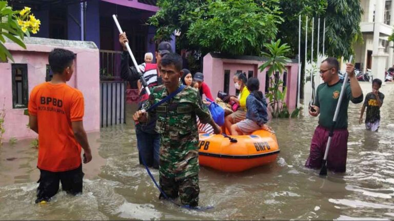 <strong>Banjir Melanda Kota Solo, Ribuan Warga Mengungsi</strong>