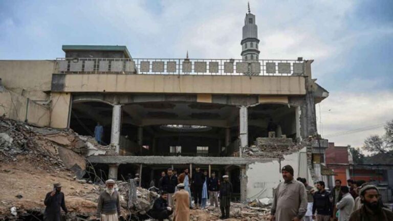 <strong>Pengeboman Masjid di Markas Polisi Pakistan Tewaskan 101 Orang, 23 Tersangka Ditahan</strong>