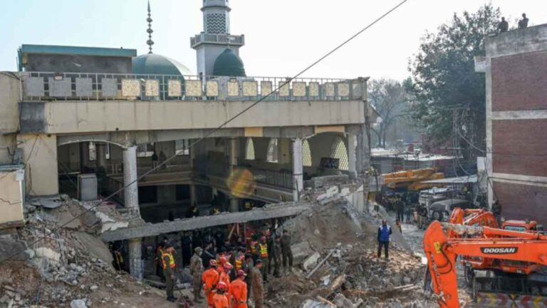 <strong>Hancur Lebur, Ledakan Bom Bunuh Diri di Masjid Pakistan Tewaskan 87 Orang</strong>