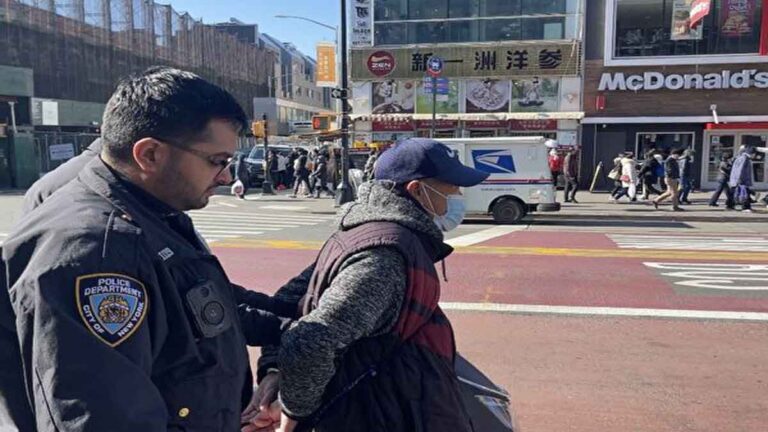 Polisi New York Menangkap Pria Pelaku Penyerangan Terhadap Praktisi Falun Gong dan Didakwa Melakukan Penyerangan Tingkat Tiga