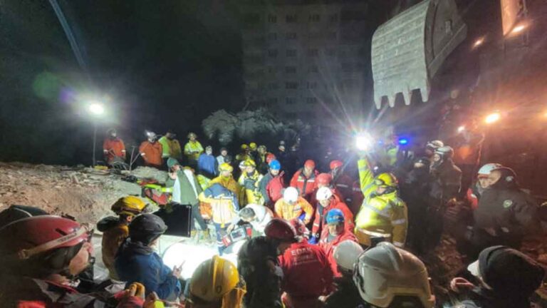 Penduduk Turki Secara Ajaib Selamat Bertahan Selama 150 Jam di Reruntuhan Gempa