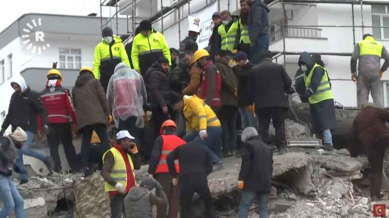 <strong>Masa-masa Sulit! Ribuan Tim SAR Berebut Waktu Menyelamatkan Korban Gempa Turki di Suhu Dingin</strong>