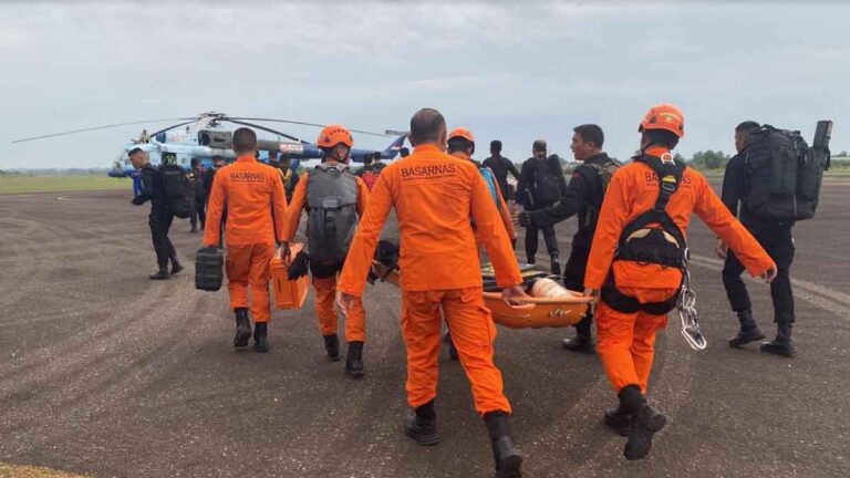 Helikopter Rombongan Kapolda Jambi Mendarat Darurat di Bukit Tamiai, Personil Basarnas  Diterjunkan untuk Evakuasi