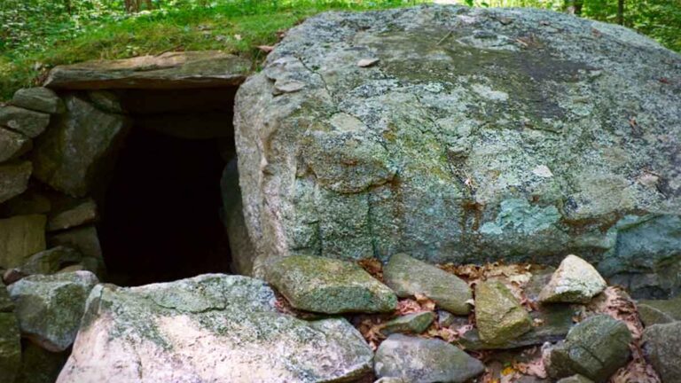 <strong>Arkeolog Temukan Peralatan Batu dan Penanggalan Karbon di ‘Stonehenge-nya Amerika’ dari 1.000-4.000 SM-Lantas Siapa yang Membuatnya?</strong>