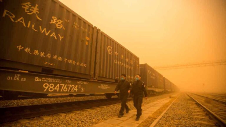 Saat Badai Pasir Tebal Selimuti Beijing, Kualitas Udara Memburuk