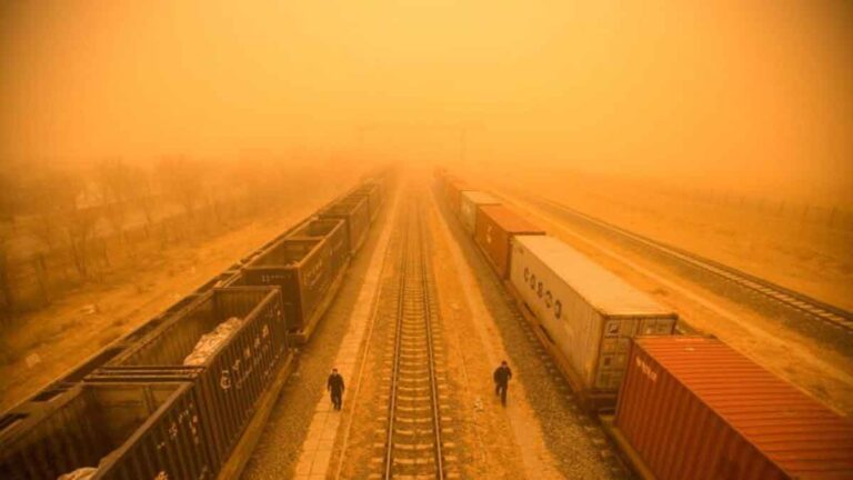 Badai Pasir Menghantam Beijing dengan Matahari Biru, Hujan Lumpur Melanda Jilin Hingga Langit Berubah Warna di Mongolia Dalam