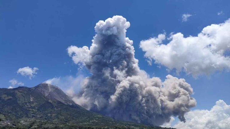 <strong>Gunung Merapi Erupsi,  Muntahkan Awan Panas dengan Potensi Bahaya 7 KM</strong>