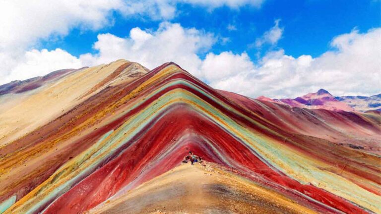 Gunung Pelangi yang Mencengangkan di Peru adalah Pemandangan yang Wajib Dilihat