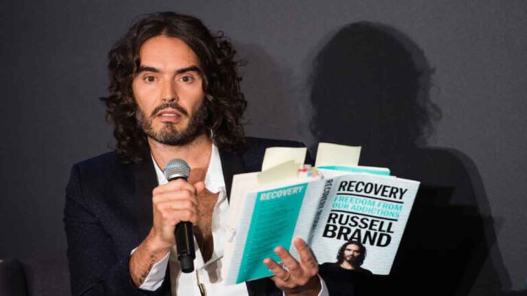 Aktor Russell Brand Mengungkapkan Bagaimana Imannya Telah Membantu Perjuangannya Mengatasi Kecanduan