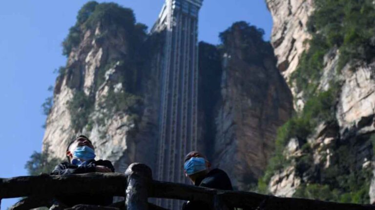 3 Pria dan 1 Wanita Bundir Dengan Melompat dari Tebing di Lokasi Wisata Tianmenshan, Zhangjiajie