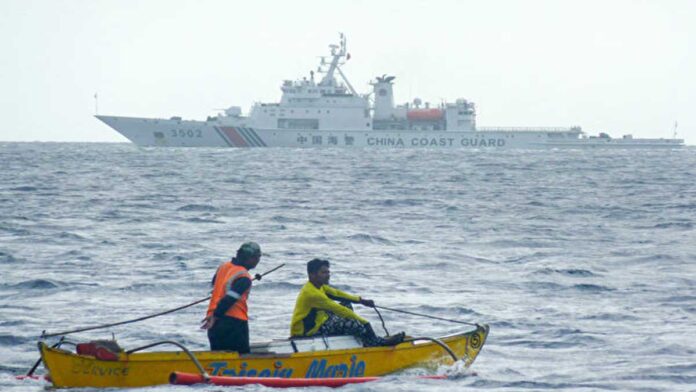 Gambar menunjukkan sebuah kapal penjaga pantai Tiongkok muncul di perairan sekitar Scarborough Shoal di Laut Tiongkok Selatan tempat para nelayan Filipina sedang menangkap ikan pada 23 Desember 2022. (STR/AFP)