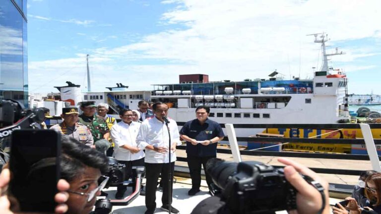 Tinjau Pelabuhan Merak Jelang Mudik Lebaran, Jokowi : Semuanya Hati-hati, Ada Lompatan Besar Jumlah Masyarakat yang Mudik