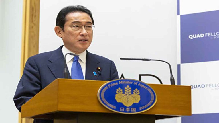 PM Jepang Fumio Kishida Tak Terluka Setelah Terjadi Ledakan Ketika Berpidato