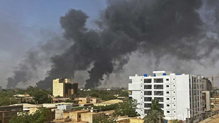 Perang Perebutan Kekuasaan di Sudan Terus Berkobar yang Menyebabkan 56 Orang tewas dan Hampir 600 Terluka