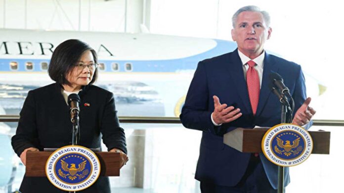 Pada 5 April 2023, Ketua DPR AS Kevin McCarthy dan Presiden Taiwan Tsai Ing-wen masing-masing menyampaikan pidato usai pertemuan. (Mario Tama/Getty Images)