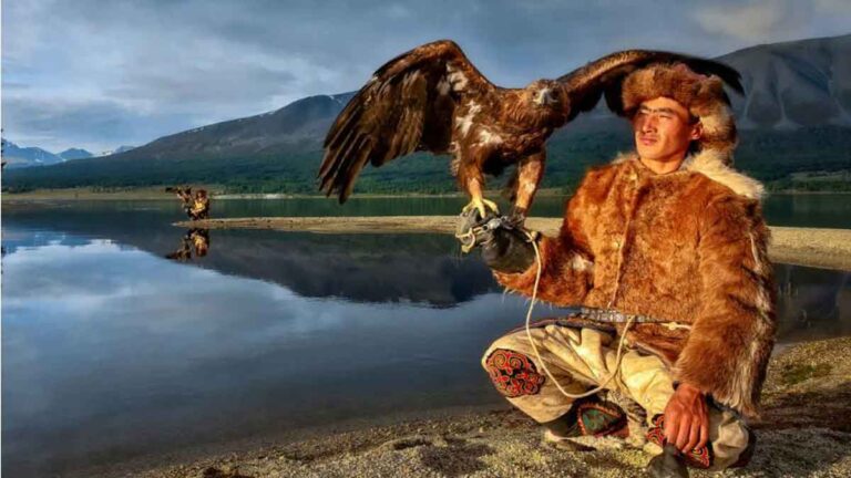 Pemburu Mongolia dan  Elang Emasnya : Foto Luar Biasa dari Warisan Hidup Ini