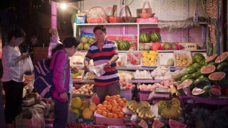 Guru Bahasa Inggris dan Mahasiswa di Beijing Berdagang di Lapak dalam Pasar Malam Demi Mencari Nafkah