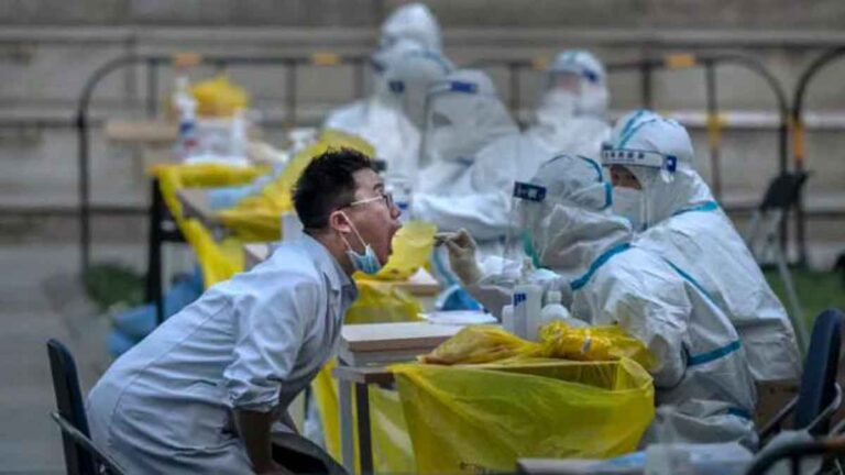 Kota di Tiongkok Melakukan Tes Asam Nukleat saat WHO Mencabut Keadaan Darurat Kesehatan COVID-19