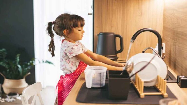 Bagaimana Seorang Ibu Mengajarkan Anak-anaknya Agar Menikmati Pekerjaan Rumah dan Makan Malam Mereka