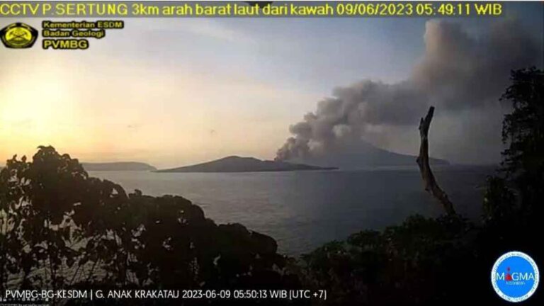 Gunung Anak Krakatau Erupsi, Warga Diminta Tidak Beraktivitas di Radius 5 Km dari Kawah Aktif
